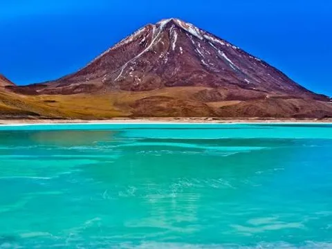 Laguna Verde below the Licancabur volcano Laguna Verde below the Licancabur volcano